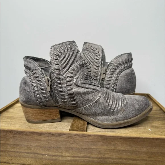 Not Rated Nosara ankle boots in a grey - Picture 4 of 10